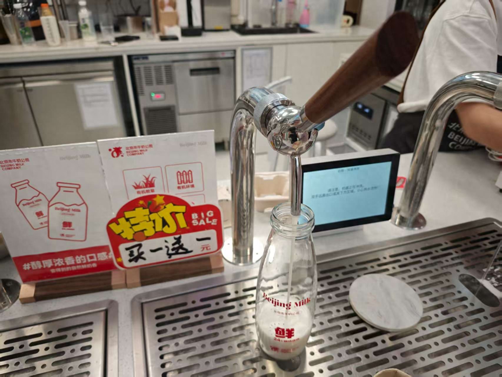 现打鲜奶火了！与超市包装奶有何区别？品质要求几何？