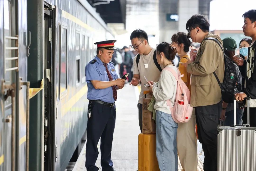 前三季度中国国家铁路集团有限公司营业总收入及盈利情况(图2)