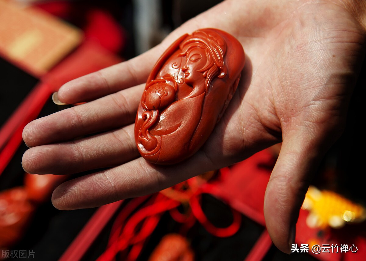 南红盘玩后油润感更强，红得更透更亮