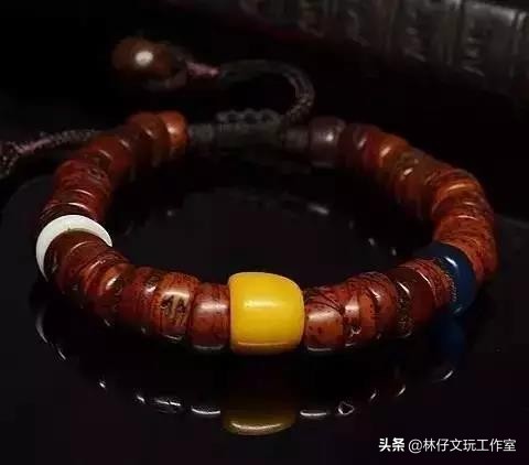 南红盘玩后颜色变红润,搭配更出彩(图17) 南红盘玩后颜色变红润,搭配更出彩(图17)