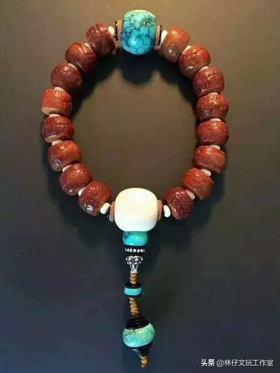 南红盘玩后颜色变红润,搭配更出彩(图19) 南红盘玩后颜色变红润,搭配更出彩(图19)