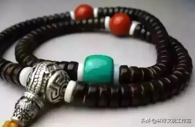 南红盘玩后颜色变红润,搭配更出彩(图23) 南红盘玩后颜色变红润,搭配更出彩(图23)