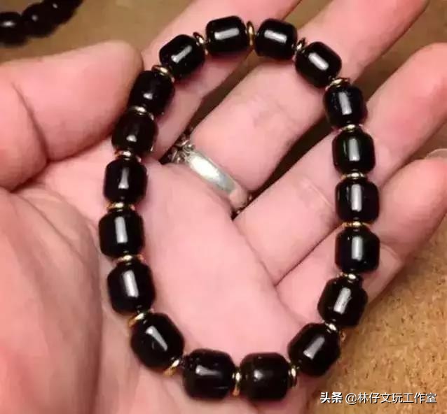 南红盘玩后颜色变红润,搭配更出彩(图27) 南红盘玩后颜色变红润,搭配更出彩(图27)