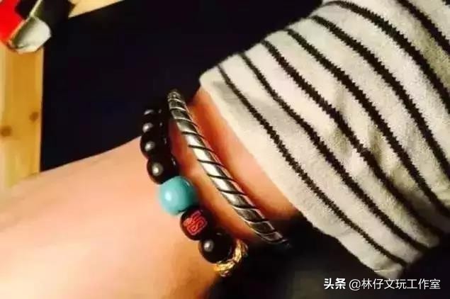 南红盘玩后颜色变红润,搭配更出彩(图31) 南红盘玩后颜色变红润,搭配更出彩(图31)