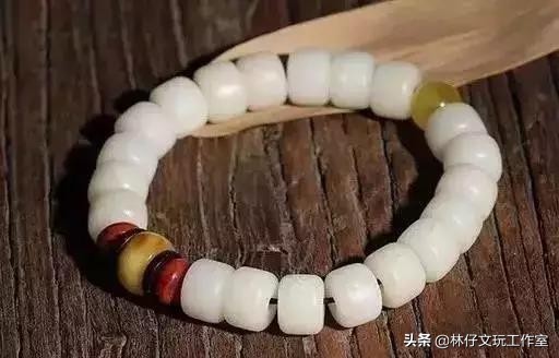 南红盘玩后颜色变红润,搭配更出彩(图33) 南红盘玩后颜色变红润,搭配更出彩(图33)