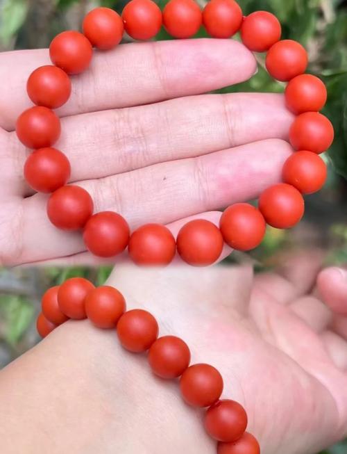 南红盘玩后颜色变红润，胶质感更强(图2)